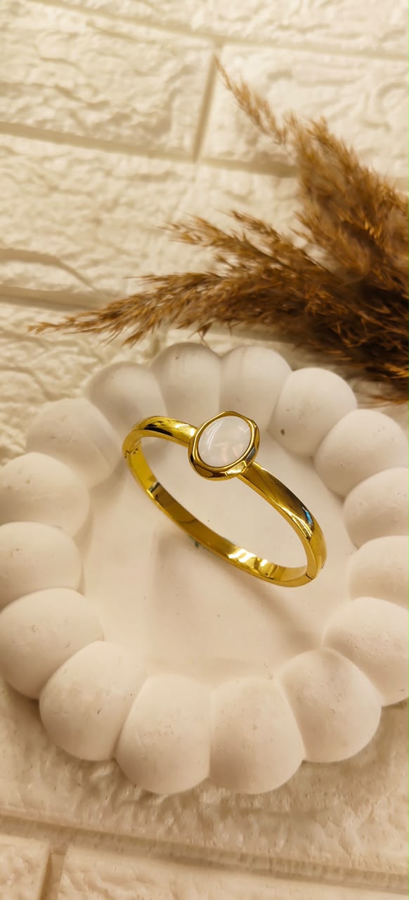 Elara Pearl Glow Bracelet