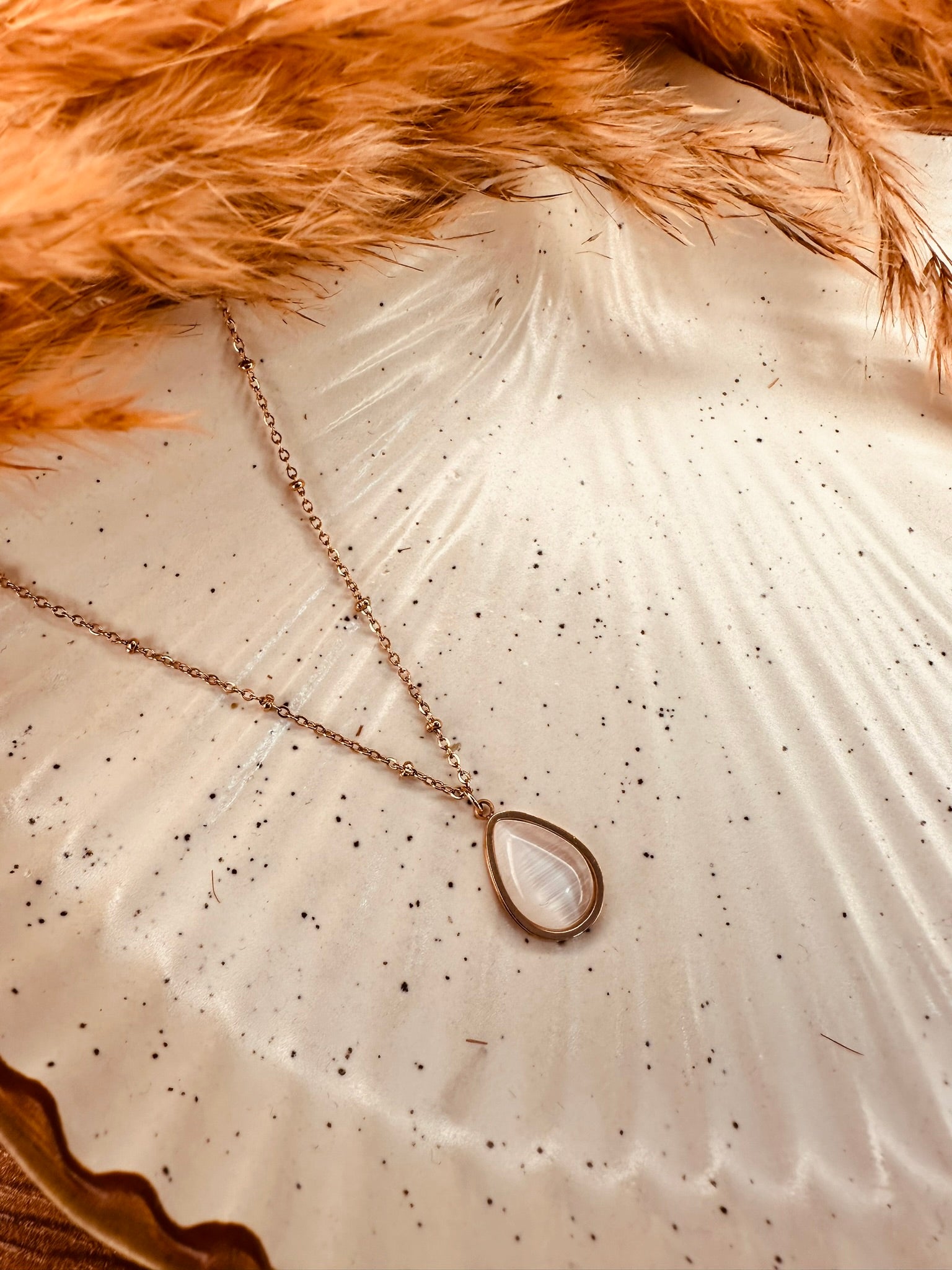 Elegant gold teardrop pendant necklace for daily wear