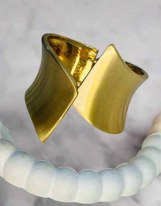 Geometric gold cuff bracelet – wide kada front view