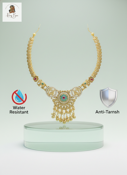 Gold necklace on a light gray background with water-resistant and anti-tarnish icons.