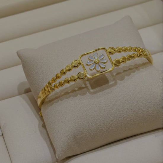 anti tannish gold plated white flower clover  bracelet