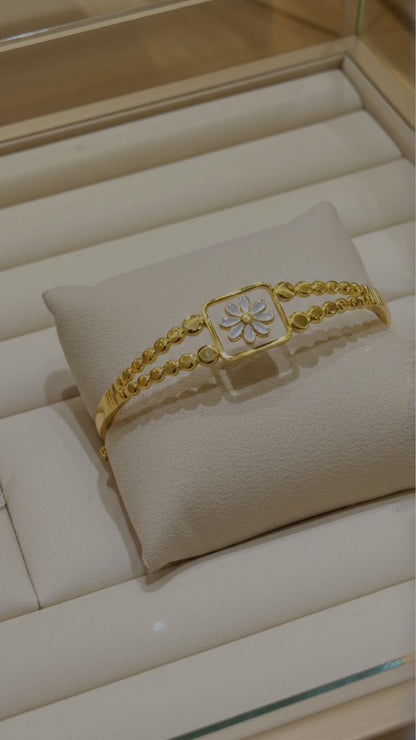 anti tannish gold plated white flower clover  bracelet